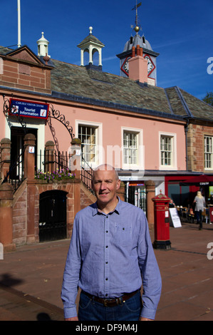 John Stevenson MP Membro del Parlamento per Carlisle al di fuori "l'Old Town Hall' in Carlisle Cumbria Inghilterra Regno Unito Foto Stock