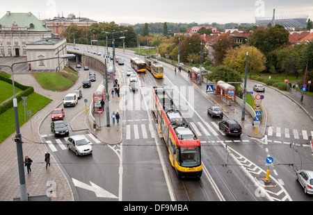 I mezzi di trasporto pubblico di Varsavia vista dalla città vecchia Foto Stock