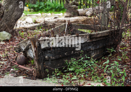 Ultimo posto della vecchia barca rotto nel giardino d'autunno. Foto Stock