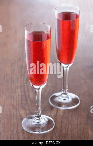 Kir royale cocktail preparati in modo tradizionale sulla tavola di legno Foto Stock