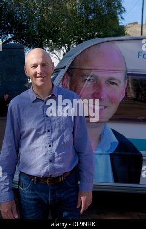 John Stevenson MP Membro del Parlamento per Carlisle nella parte anteriore della campagna caravan Carlisle Cumbria Inghilterra Regno Unito Foto Stock