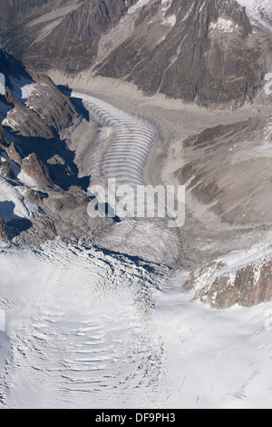 VISTA AEREA. I ghiacciai Tacul e Mer de Glace. Bande di Forbes (ogas) visibili sul ghiacciaio Mer de Glace. Chamonix Mont-Blanc, alta Savoia, Francia. Foto Stock