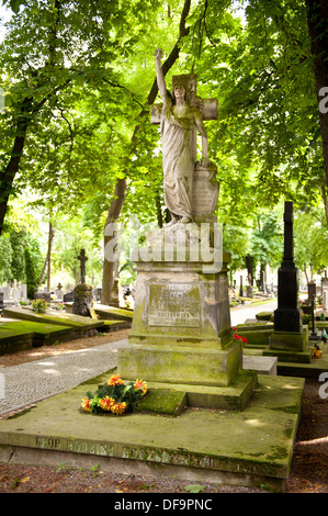 Tomba di Angelo piange con sangue sul cimitero Foto Stock