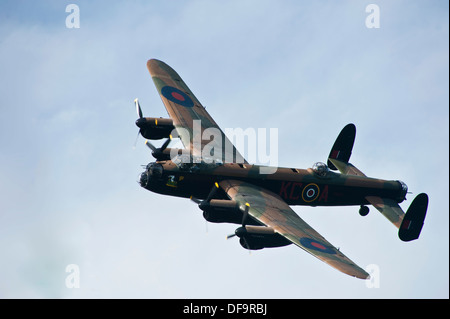 Avro Lancaster bomber PA474 della RAF Battle of Britain Memorial il volo in aereo a Dawlish Air Show, Agosto 2013 Foto Stock