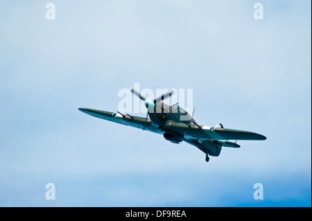 Hawker Hurricane Mk IIc PZ865 della RAF Battle of Britain Memorial il volo in aereo a Dawlish Air Show, Agosto 2013. Foto Stock