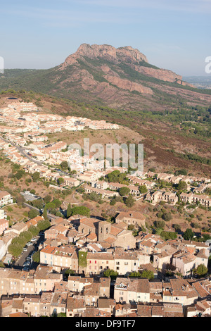 VISTA AEREA. La città di Roquebrune-sur-Argens con Rocher de Roquebrune (altitudine: 373m) in distanza. Var, Costa Azzurra, Francia. Foto Stock