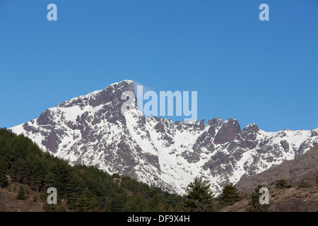 Vertice e parete sud-orientale di paglia Orba (quota 2525 metri) in primavera. Albertacce, Corsica, Francia. Foto Stock