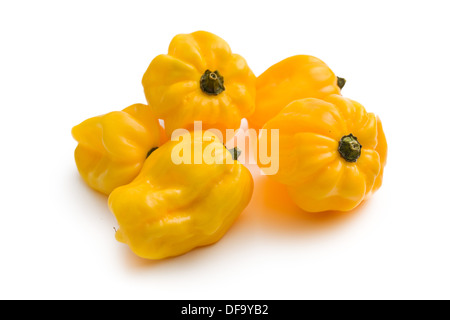 Habanero giallo su sfondo bianco Foto Stock