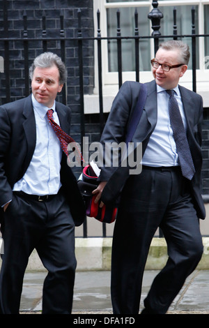 Il ministro per la politica del governo Oliver Letwin (L) e l'istruzione segretario Michael Gove (R) lascia il numero 10 di Downing Street 5 Dece Foto Stock