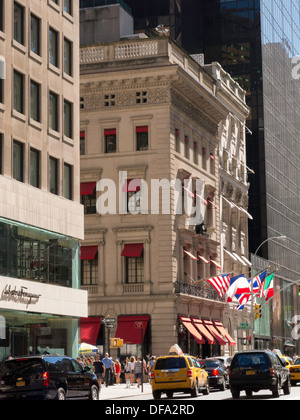 Salvatore Ferragamo e Cartier Jewelers vetrine del negozio sulla Fifth Avenue, New York Foto Stock