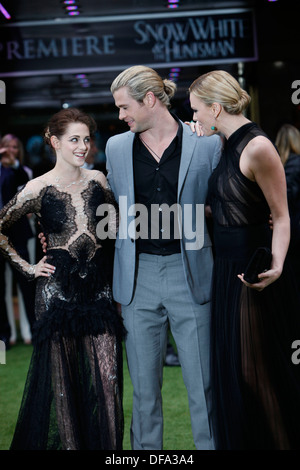 Kristen Stewart (LTO R), Chris Hemsworth e Charlize Theron frequentare il mondo premiere del film di 'Sora il bianco e la Hun Foto Stock