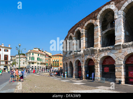 L'Arena e Piazza Bra, Verona, Veneto, Italia Foto Stock