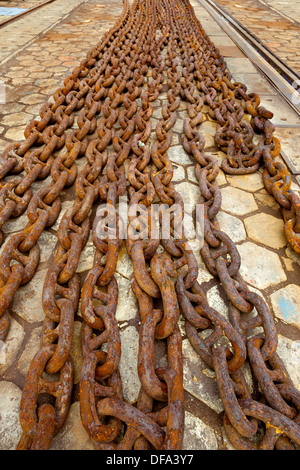 Acciaio catene di ancoraggio incrostato di ruggine presso un cantiere navale. Foto Stock