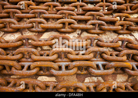 Acciaio catene di ancoraggio incrostato di ruggine presso un cantiere navale. Foto Stock