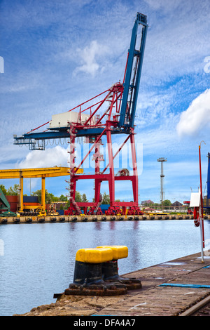 Gantry cranes in un porto su uno sfondo di cielo blu. Foto Stock