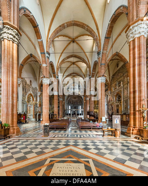 Interno del Duomo di Verona (Cattedrale di Santa Maria Matricolare), Verona, Veneto, Italia Foto Stock