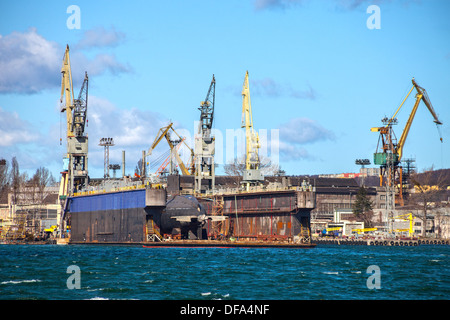 Floating dock a secco nel cantiere navale di Gdynia, Polonia. Foto Stock