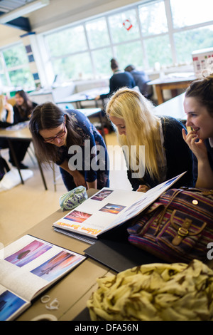 Un insegnante con Anno 12 6 forma gli allievi gli studenti in un livello l'arte della fotografia di classe, scuola secondaria, Wales UK Foto Stock