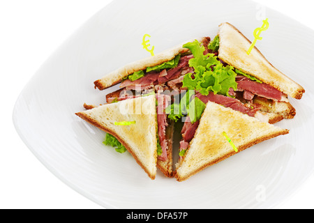 Panini con pollo, pancetta e verdura isolati su piastra bianca. Primo piano. Foto Stock