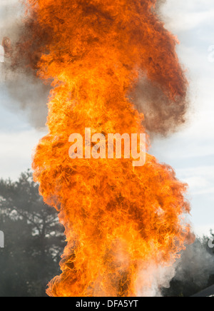 Una fiamma di fuoco fiamme incendi esplosione arancione Foto Stock