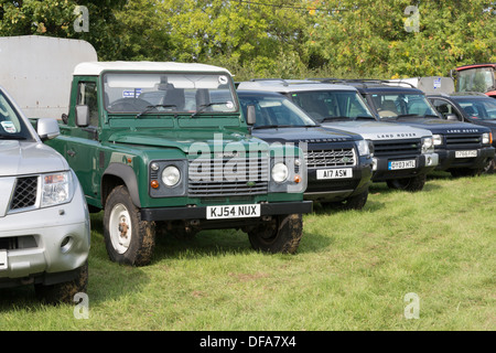 Una linea di landrovers parcheggiata in uno spettacolo agricolo Foto Stock