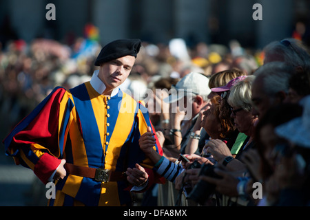 Guardie Svizzere in Piazza San Pietro in udienza del Papa Francesco Foto Stock