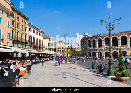 Ristoranti di fronte all'Arena e Piazza Bra, Verona, Veneto, Italia Foto Stock