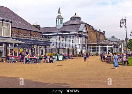 Promenade presso il Padiglione Giardini a Buxton Foto Stock