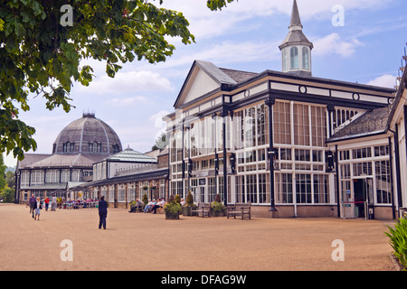 Gli edifici in stile vittoriano in Pavilion Gardens Buxton Foto Stock