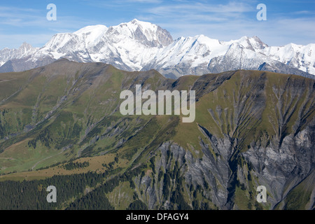 VISTA AEREA. Monte Bianco alto 4810 metri, dietro l'erboso Mont Joly (quota 2525 m). Haute-Savoie, Auvergne-Rhône-Alpes, Francia. Foto Stock