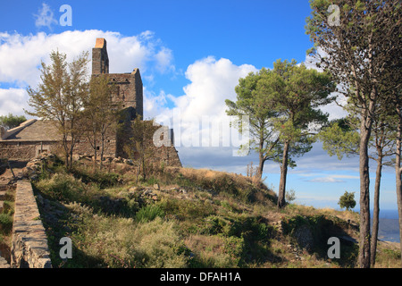 Chiesa di Santa Creu de Rodes vicino il restaurato Monastero di Sant Pere de Rodes, Girona, Spagna Foto Stock