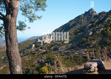 Sant Pere de Rodes restaurato del IX e XII secolo monastero con il Castello di Sant De Verdera in cima alla montagna Foto Stock