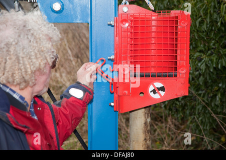 Un post perforatore macine in azione la creazione di una recinzione REGNO UNITO Foto Stock