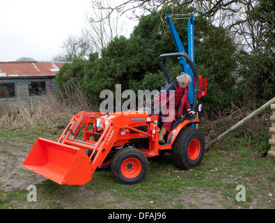 Un post perforatore macine in azione la creazione di una recinzione REGNO UNITO Foto Stock