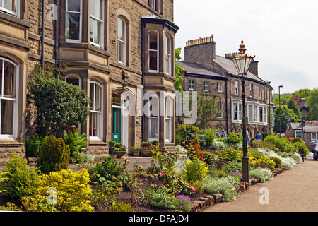 Victorian Pensioni su vasta passeggiata in Pavilion Gardens, Buxton Foto Stock