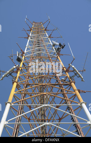 Cellulari / radio / antenna per microonde / Telecommunications Tower impaccata con electronics dimostrando moderne telecomunicazioni Foto Stock