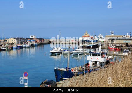 Imbarcazioni da diporto e imbarcazioni da pesca ormeggiate nel piccolo porto di Hirtshals, nello Jutland, Danimarca e Scandinavia Foto Stock