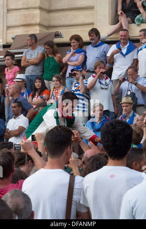 Il fantino vincitore del Palio si congratula con la folla, il Campo (Medieval Town Square), Siena, Toscana, Italia. Foto Stock