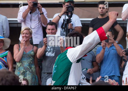 Il fantino vincitore del Palio saluta la folla, il Campo (Medieval Town Square), Siena, Toscana, Italia. Foto Stock