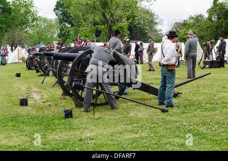 Confederato unità di artiglieria Cannone Tuono d'azione su di Roanoke Guerra civile americana rievocazione storica di Plymouth, North Carolina, Stati Uniti d'America. Foto Stock