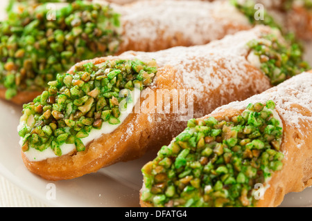 Freschi Fatti in casa Cannoli tradizionali con pistacchi Foto Stock