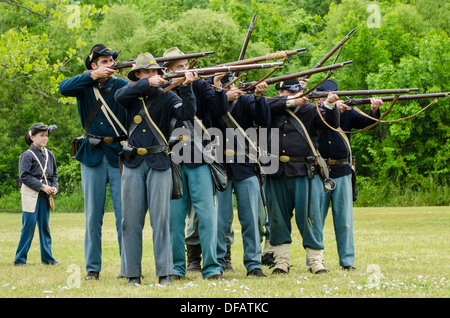 Unione soldati al Thunder su di Roanoke Guerra civile americana rievocazione storica in Plymouth, North Carolina, Stati Uniti d'America. Foto Stock