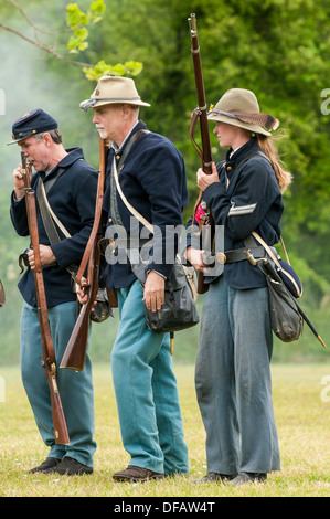 Unione soldati al Thunder su di Roanoke Guerra civile americana rievocazione storica in Plymouth, North Carolina, Stati Uniti d'America. Foto Stock