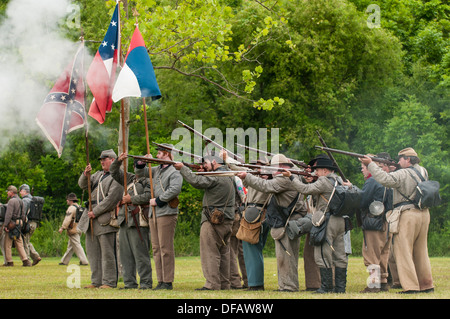 I soldati confederati a Thunder su di Roanoke Guerra civile americana rievocazione storica in Plymouth, North Carolina, Stati Uniti d'America. Foto Stock