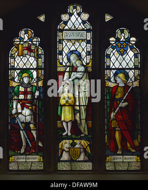 Corridoio del nord finestra. Chiesa di San Michele e Tutti gli angeli. Beetham, Cumbria, England, Regno Unito, Europa. Foto Stock