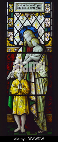 Cristo con i bambini, dettaglio del corridoio nord finestra. Chiesa di San Michele e Tutti gli angeli. Beetham, Cumbria, Inghilterra. Foto Stock