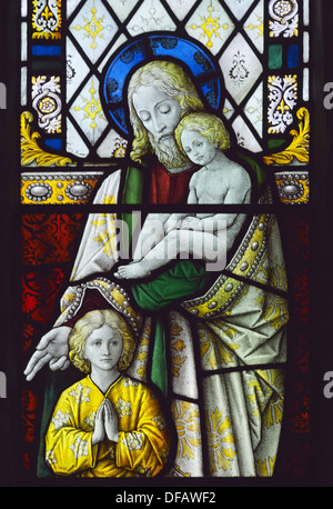 Cristo con i bambini, dettaglio del corridoio nord finestra. Chiesa di San Michele e Tutti gli angeli. Beetham, Cumbria, Inghilterra. Foto Stock