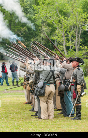 I soldati confederati a Thunder su di Roanoke Guerra civile rievocazione storica in Plymouth, North Carolina, Stati Uniti d'America. Foto Stock
