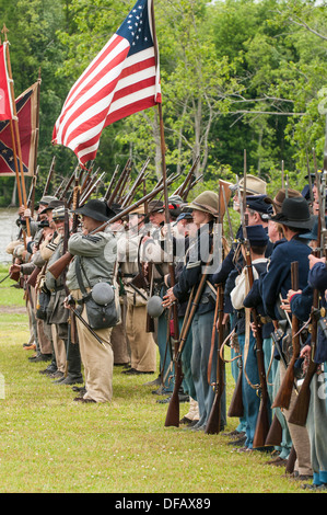 Unione i soldati confederati truppe Thunder su di Roanoke Guerra civile rievocazione storica in Plymouth, North Carolina, Stati Uniti d'America. Foto Stock