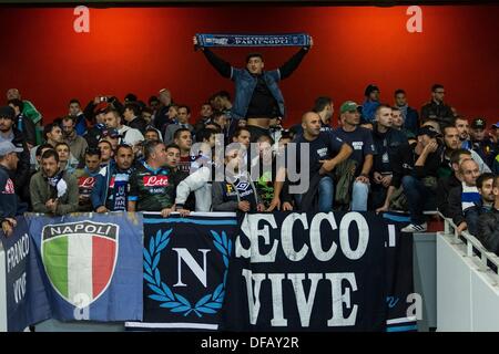 Londra, Regno Unito. 01 ott 2013. Viaggi Napoli tifosi davanti alla UEFA Champions League fixture tra Arsenal e SSC Napoli da Emirates Stadium Credito: Azione Sport Plus/Alamy Live News Foto Stock